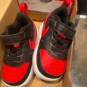 Black and Red Low Top size 4